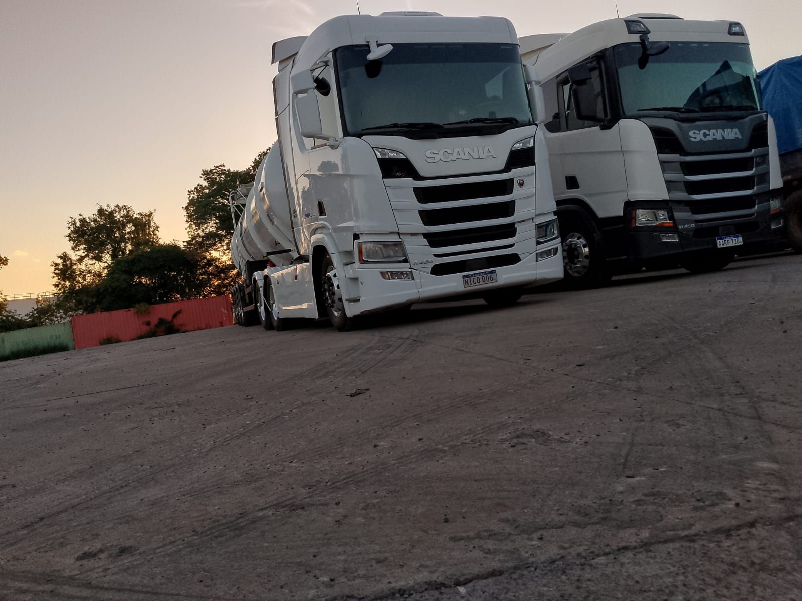 Flota de camiones Distribuidora Facu en planta